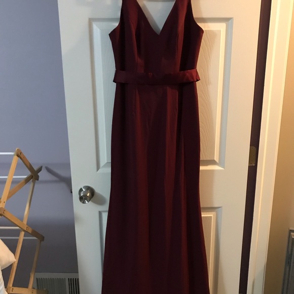 Vera Wang V Neck Crepe Gown with open back - Picture 5 of 5